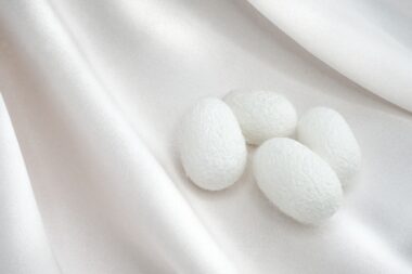 シルクとサテンの違いとは？生地の特徴から選び方まで徹底解説します